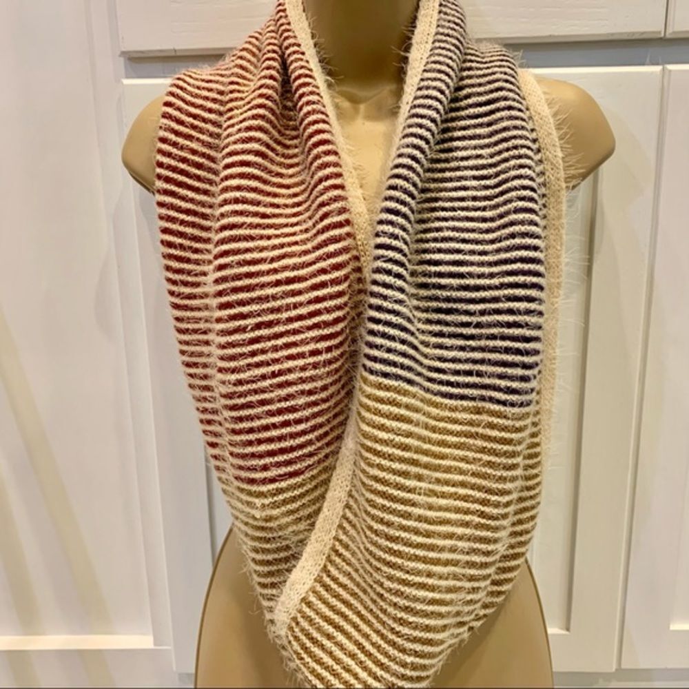 NWOT Lava Accessories Red White & Blue Acrylic‎ Infinity Scarf